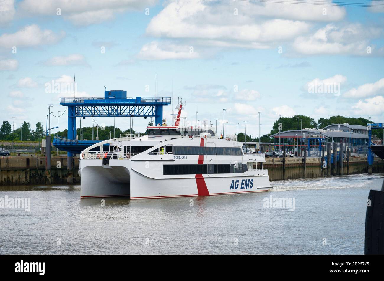 Emden, Deutschland, 03. Juli 2025: Die Fähre Nordlicht 2 ein Katamaran der AG Ems verlässt den Außenhafen Emden auf dem Weg zur Insel Borkum Stockfoto