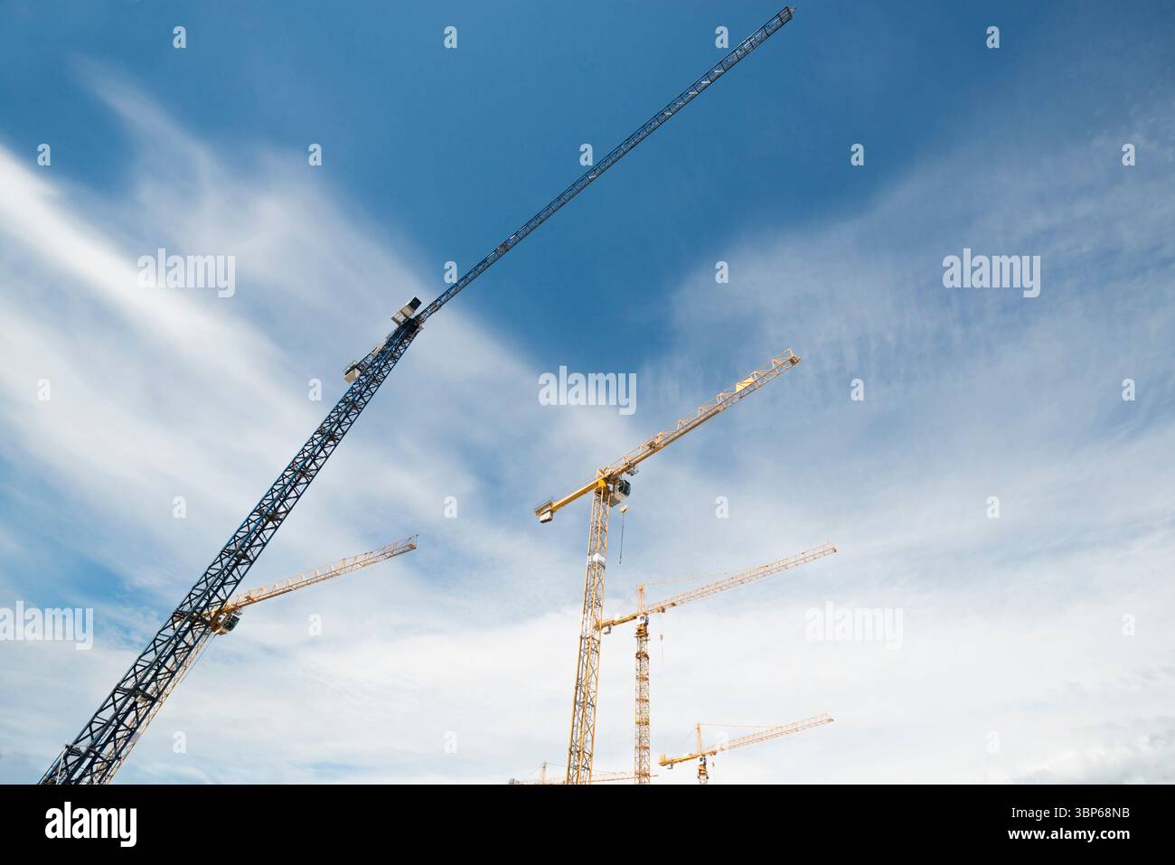 Bau von Kränen mit blauem Himmel als Hintergrund Stockfoto