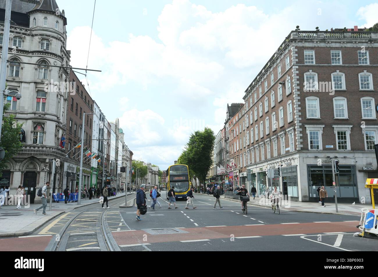 Dublin, Irland - 6. Juni 2025 - Blick auf die Westmoreland Street mit Fußgängern und Radfahrern von der O'Connell Bridge aus Stockfoto