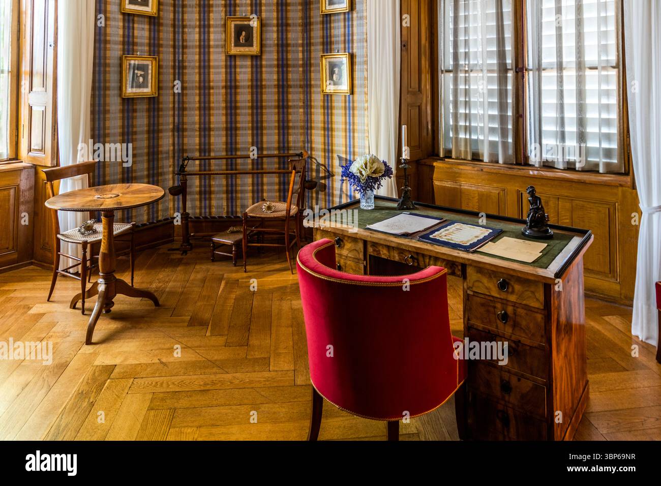Eine historische Studie im Schloss Arenenberg in Salenstein, Thurgau, Schweiz, die die Einrichtung und Atmosphäre aus der Zeit von Hortense de Beauharnais und ihrem Sohn Napoleon III. Widerspiegelt Stockfoto