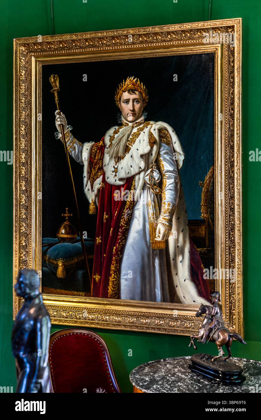 Ein imposantes Gemälde zeigt Napoleon Bonaparte in seinen kaiserlichen Krönungsgewändern, mit einem Lorbeerkranz geschmückt und einen Zepter und eine Kaiserkugel haltend. Es hängt im Napoleon-Museum im Schloss Arenenberg in Salenstein, Thurgau, Schweiz, dem ehemaligen Zuhause seiner Stieftochter Hortense de Beauharnais und ihres Sohnes Napoleon III. Stockfoto