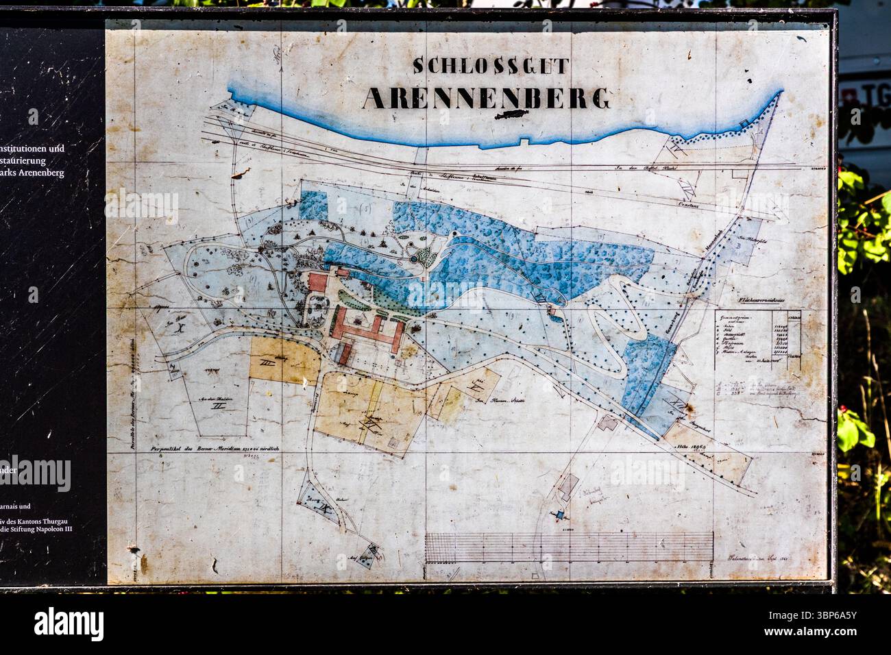 Eine historische Karte des Schlosses Arenenberg in Salenstein, Thurgau, Schweiz, ist auf dieser Informationstafel zu sehen. Die detaillierte Darstellung vom September 1861 zeigt die Grundrisse der Burg, des Parks und des umliegenden Grundstücks am Bodensee. Sie veranschaulicht die historische Grundrisse des Anwesens, das einst Hortense de Beauharnais und Napoleon III. Gehörte und heute als Information über die Restaurierung des Parks genutzt wird Stockfoto