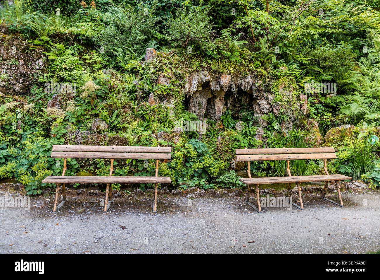Klassische Billet-Bänke an der Arenenberg-Grotte. Arenenberg, Salenstein, Thurgau, Schweiz Stockfoto