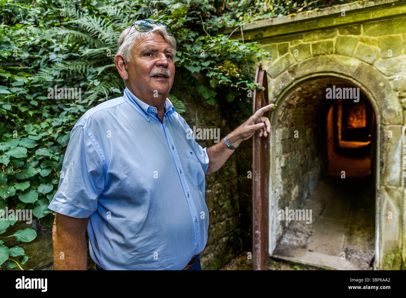 Dominik Gügel zeigt den unterirdischen Weinkeller unter Schloss Arenenberg. Arenenberg, Salenstein, Thurgau, Schweiz Stockfoto