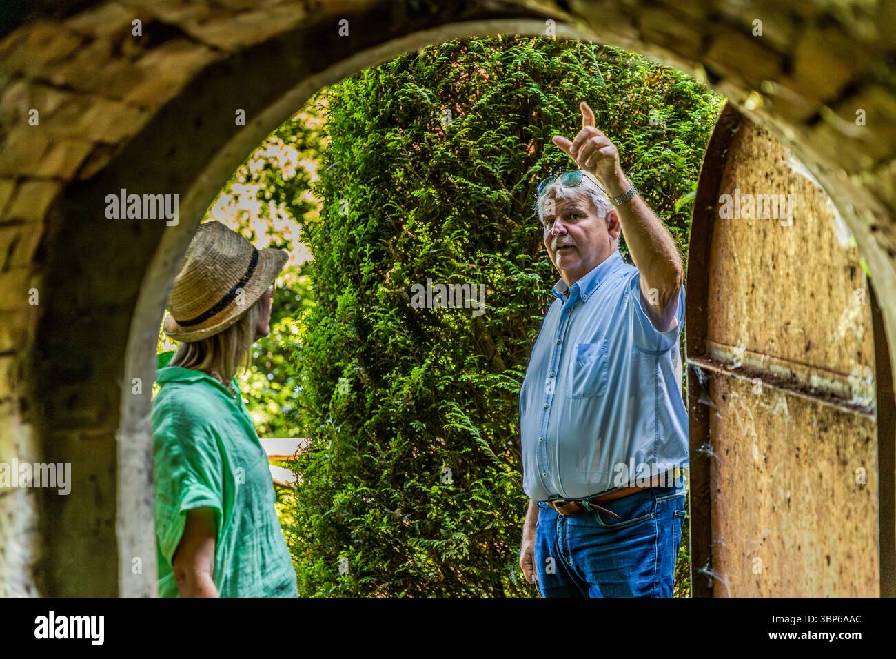 Dominik Gügel zeigt den unterirdischen Weinkeller unter Schloss Arenenberg. Arenenberg, Salenstein, Thurgau, Schweiz Stockfoto
