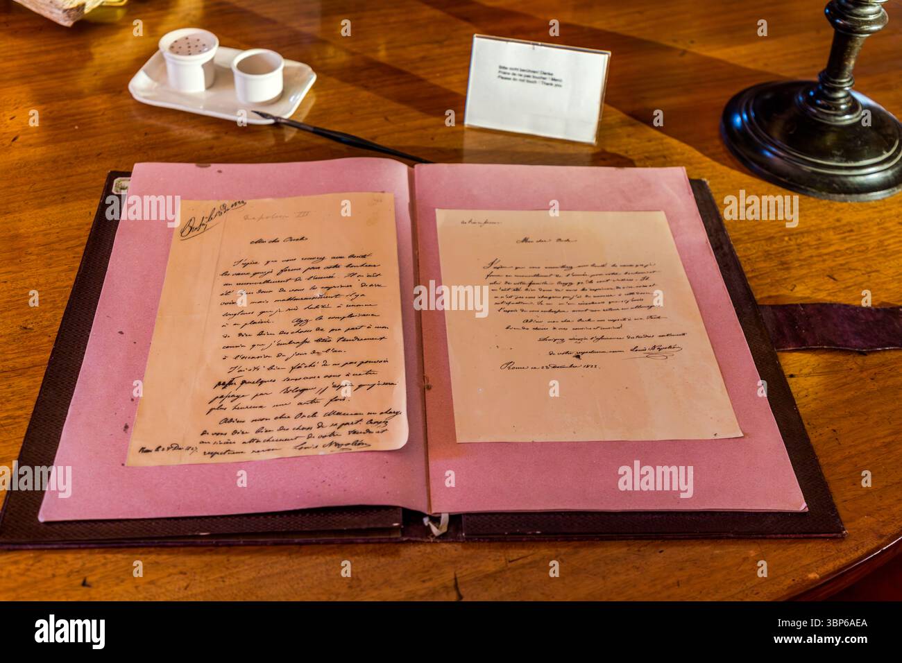 Im Napoleon Museum Arenenberg in Salenstein, Schweiz, sind handschriftliche Briefe von Ludwig Napoleon (später Kaiser Napoleon III.) ausgestellt, die einen Einblick in seine Jugend und sein Leben an diesem historischen Ort geben Stockfoto