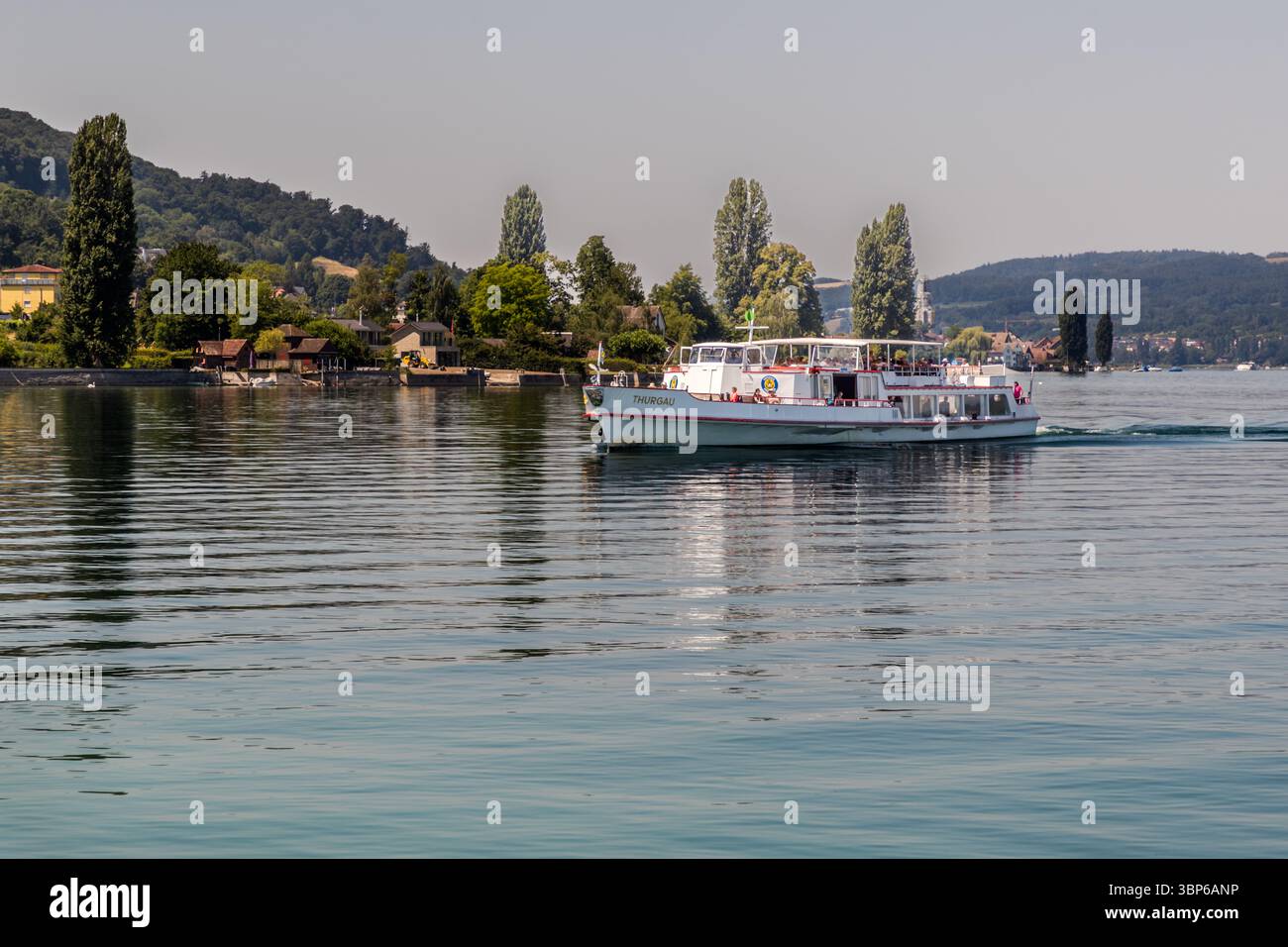 Das Passagierschiff „Thurgau“ segelt an einem sonnigen Tag auf dem Bodensee, nahe der Küste von Salenstein im Kanton Thurgau, Schweiz Stockfoto