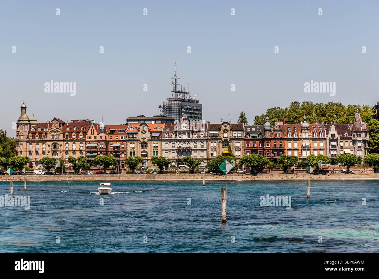 Historische Gebäude säumen die Uferpromenade in Konstanz. Konstanz, Baden-Württemberg, Deutschland Stockfoto