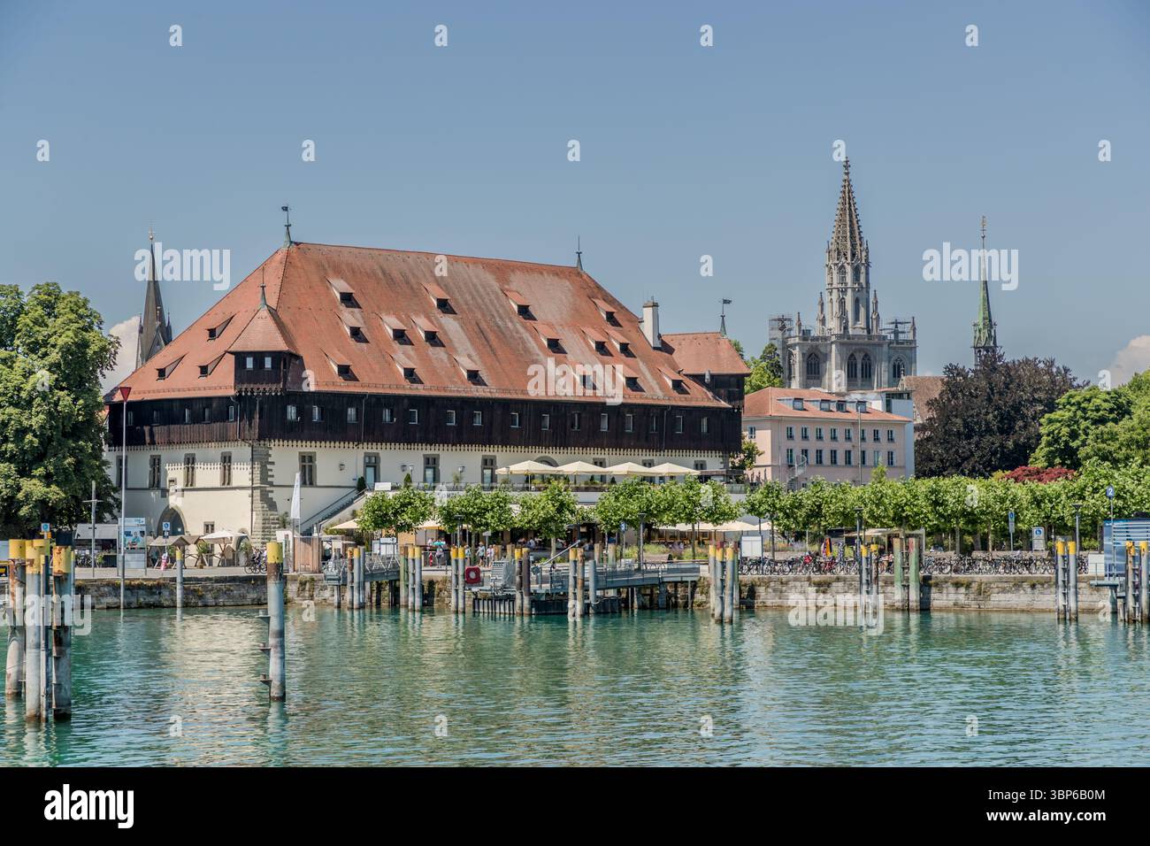 Das Konstanzer Gemeindegebäude und die Kirchtürme sind vom äußeren Pfeiler aus zu sehen. Konstanz, Baden-Württemberg, Deutschland Stockfoto