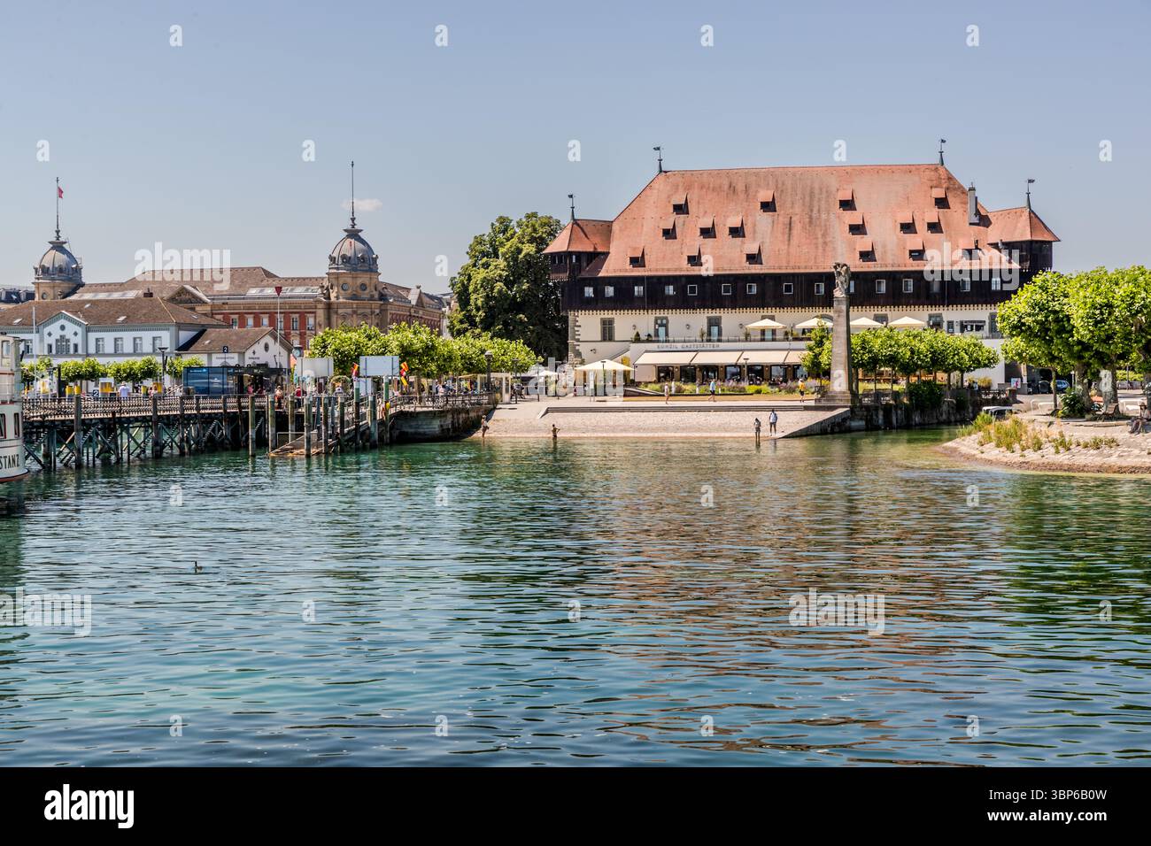 Gemeindegebäude am Bodensee in Konstanz. Konstanz, Baden-Württemberg, Deutschland Stockfoto