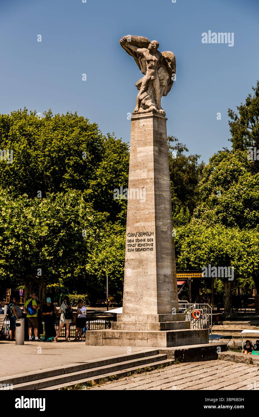Das Grafendenkmal Zeppelin zeigt eine Figur auf einem Sockel. DIE INSCHRIFT LAUTET: GRAF ZEPPELIN AN DEN SOHN DER STADT KONSTANZ IN ERINNERUNG. Hafenstraße, Konstanz, Baden-Württemberg, Deutschland Stockfoto