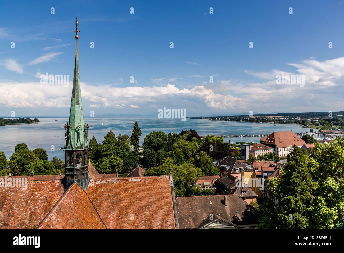Das Konstanzer Münster überblickt den Bodensee und die Stadt Konstanz. Münsterplatz, Konstanz, Baden-Württemberg, Deutschland Stockfoto