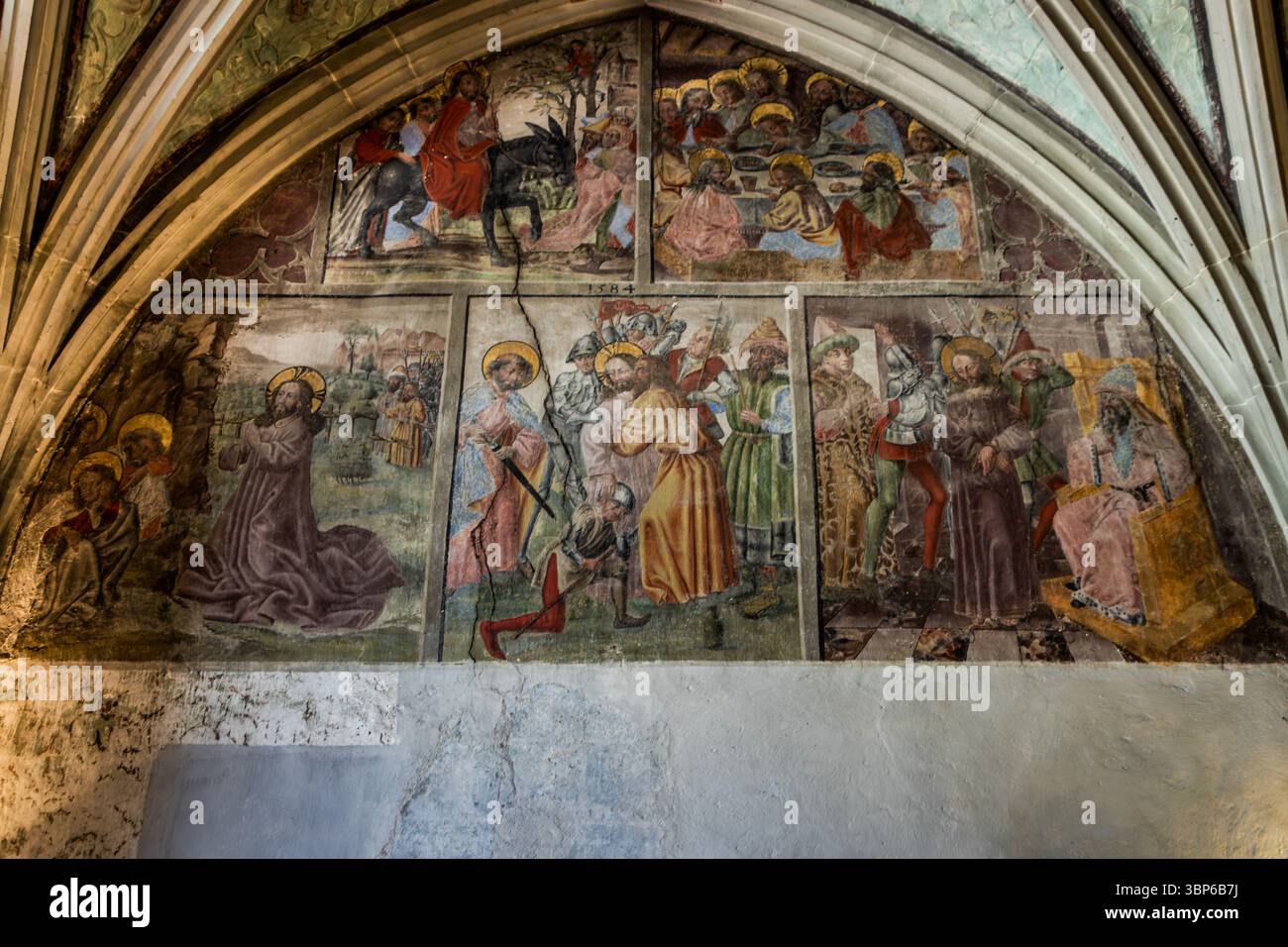 Wandmalereien im Dom zu Konstanz zeigen Szenen aus dem Leben Jesu. Sie zeigen die Einreise nach Jerusalem, das Letzte Abendmahl und die Gebetsszene im Garten Getsemani. Andere Fresken zeigen die Verhaftung und Verurteilung Jesu. Das Datum 1584 ist sichtbar. Theatergasse, Konstanz, Baden-Württemberg, Deutschland Stockfoto