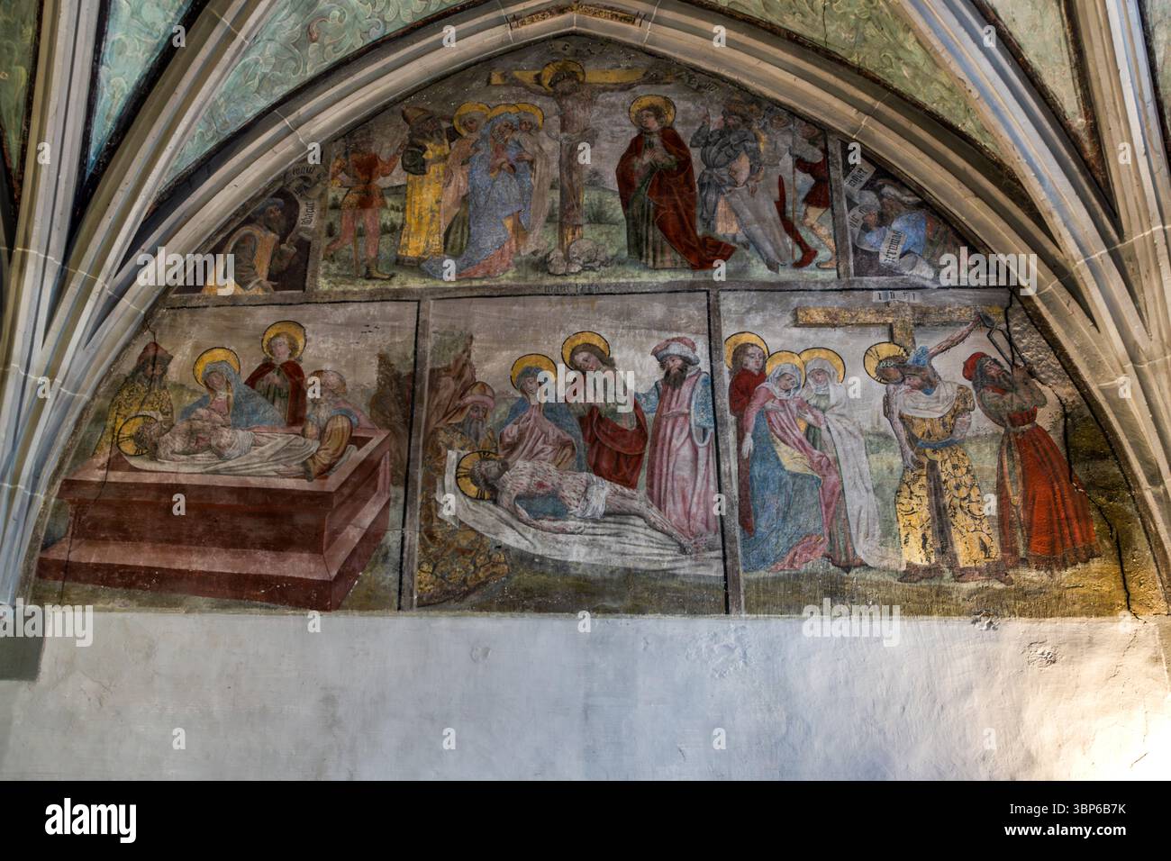 Die Kreuzigung, die Verkündung vom Kreuz und die Grabstätte Christi sind in diesem Fresko zu sehen. Das Werk befindet sich im Dom in Konstanz. Theatergasse, Konstanz, Baden-Württemberg, Deutschland Stockfoto