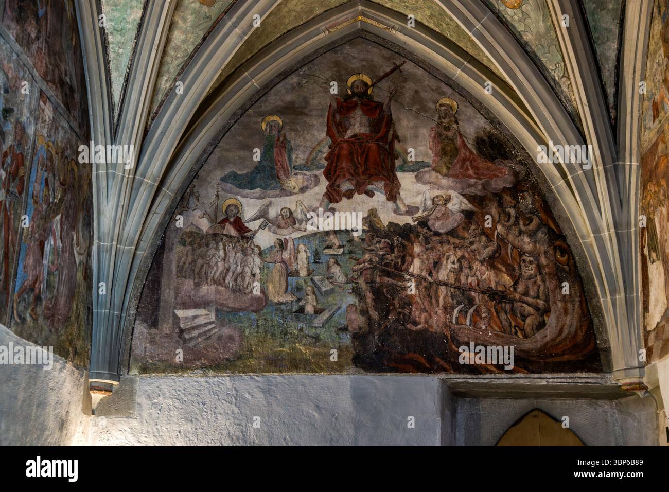 Ein Fresko im Konstanzer Münster zeigt das Jüngste Gericht. Christus thront in der Mitte. Engel und Heilige umgeben ihn. Links stehen Menschen aus dem Grab und werden gerettet. Auf der rechten Seite werden die Verdammten von Dämonen in die Hölle geschleppt. Theatergasse, Konstanz, Baden-Württemberg, Deutschland Stockfoto
