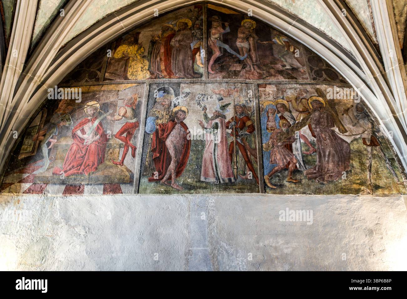 Wandmalereien im Konstanzer Münster zeigen Figuren und Szenen der Passion Christi. Die Flagellierung und das Tragen des Kreuzes sind dargestellt. Theatergasse, Konstanz, Baden-Württemberg, Deutschland Stockfoto