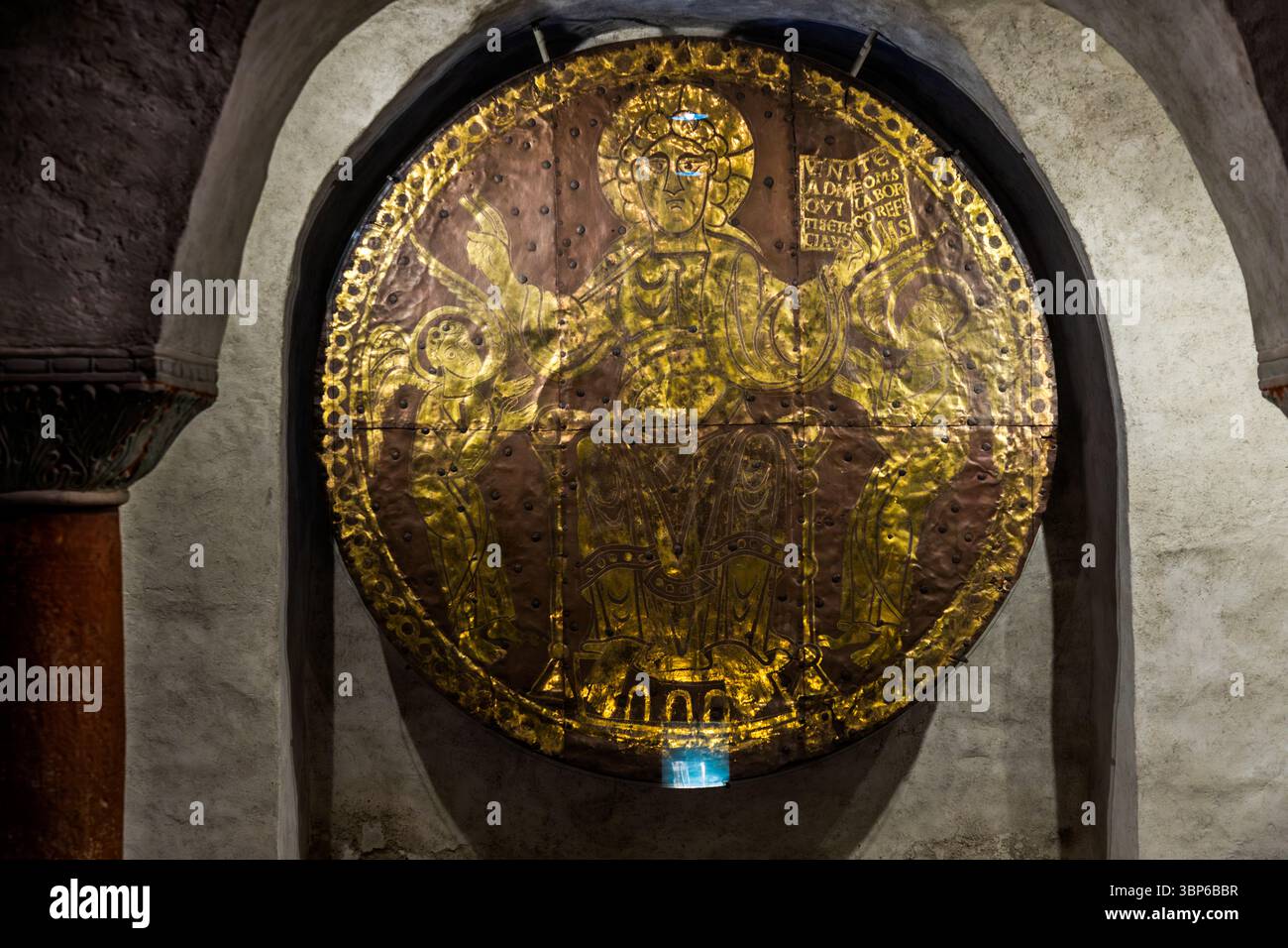 Die Originale der goldenen Medaillons befinden sich in der Krypta des Konstanzer Doms. Ein Medaillon zeigt Christus als Majestas Domini. Er ist umgeben von Engeln und anderen Gestalten. Der Text "Venite ad me omnes" ist lesbar. Theatergasse, Konstanz, Baden-Württemberg, Deutschland Stockfoto