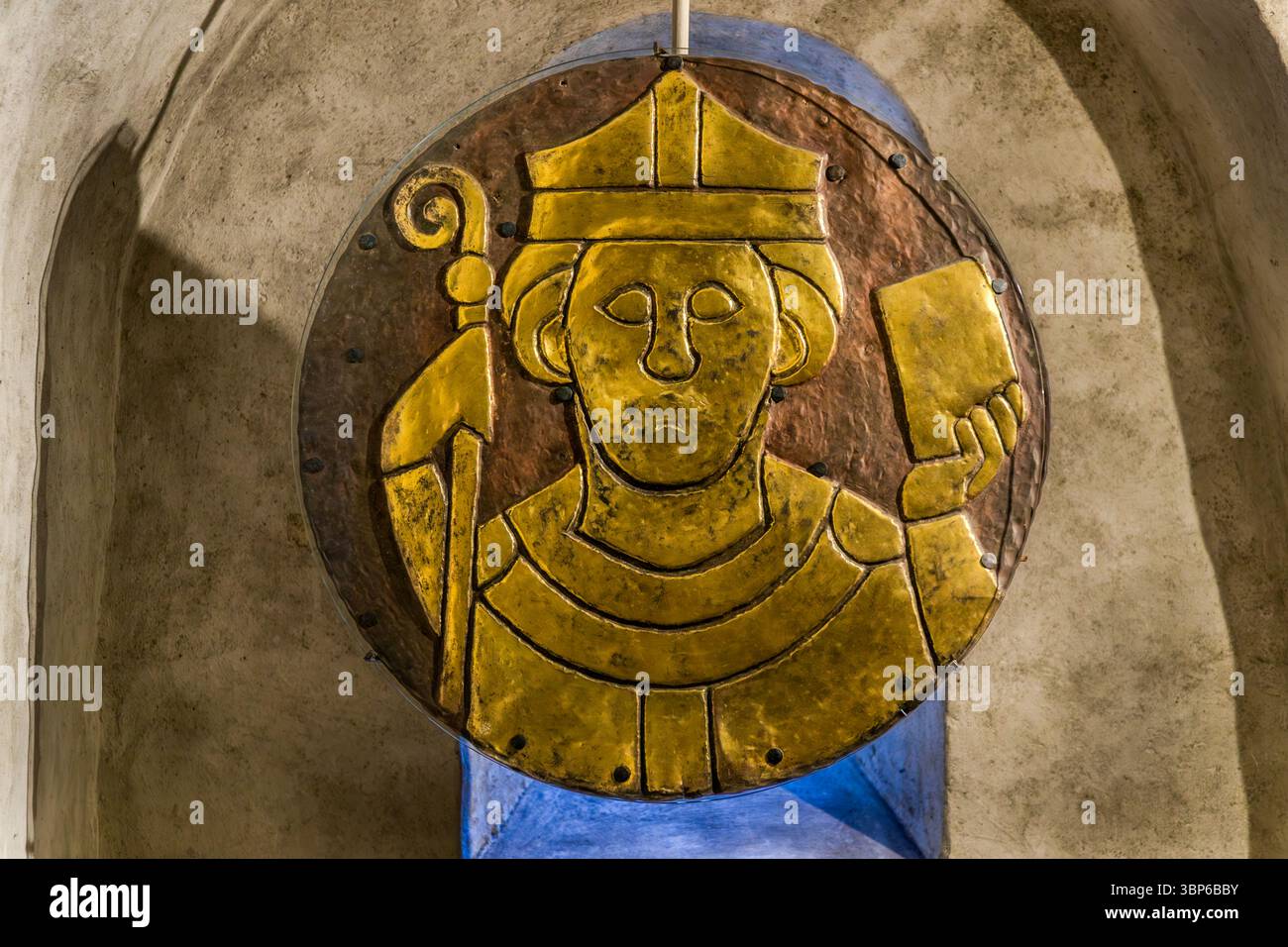 Die Originale der goldenen Medaillons befinden sich in der Krypta des Konstanzer Doms. Ein Medaillon zeigt einen Bischof, der eine Mitra trägt und einen crozier und ein Buch in der Hand hält. Theatergasse, Konstanz, Baden-Württemberg, Deutschland Stockfoto