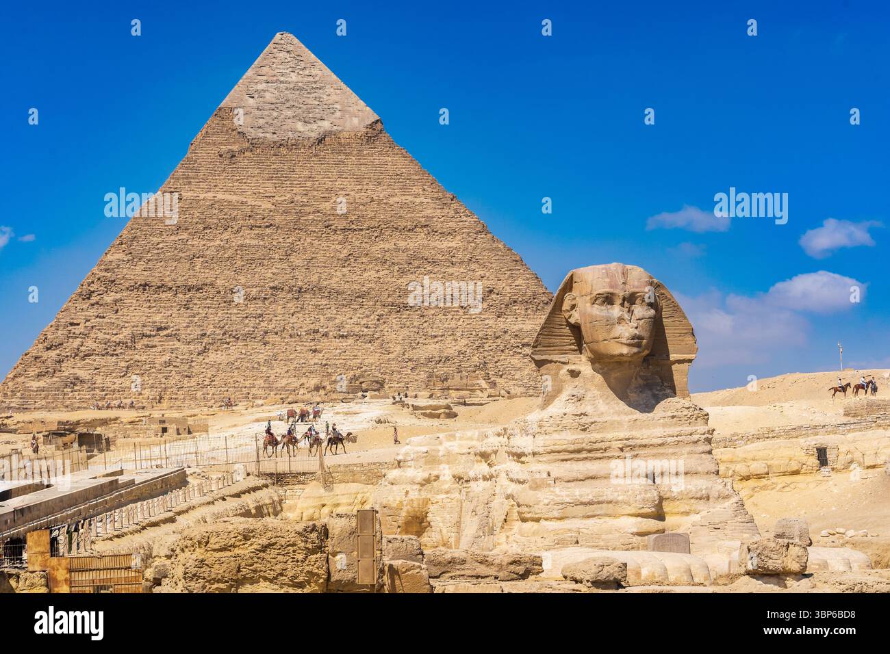 Blick auf die Sphinx, hinter der sich die Pyramide von Chephren befindet Stockfoto