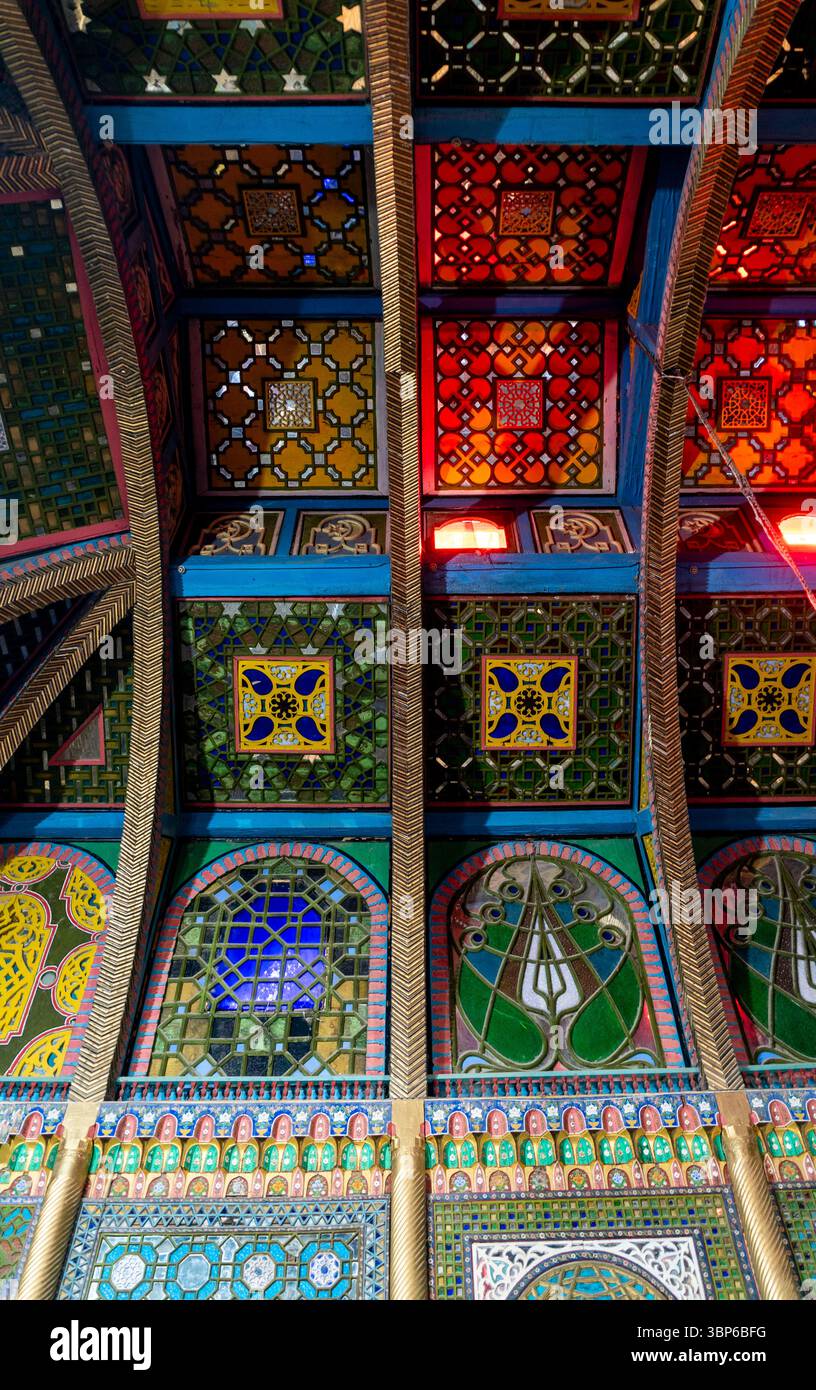 Eine lebendige und komplizierte Decke mit bunten Fliesen und geometrischen Mustern. Das Design zeigt eine Mischung aus traditionellen Motiven mit modernem Touch, Stockfoto