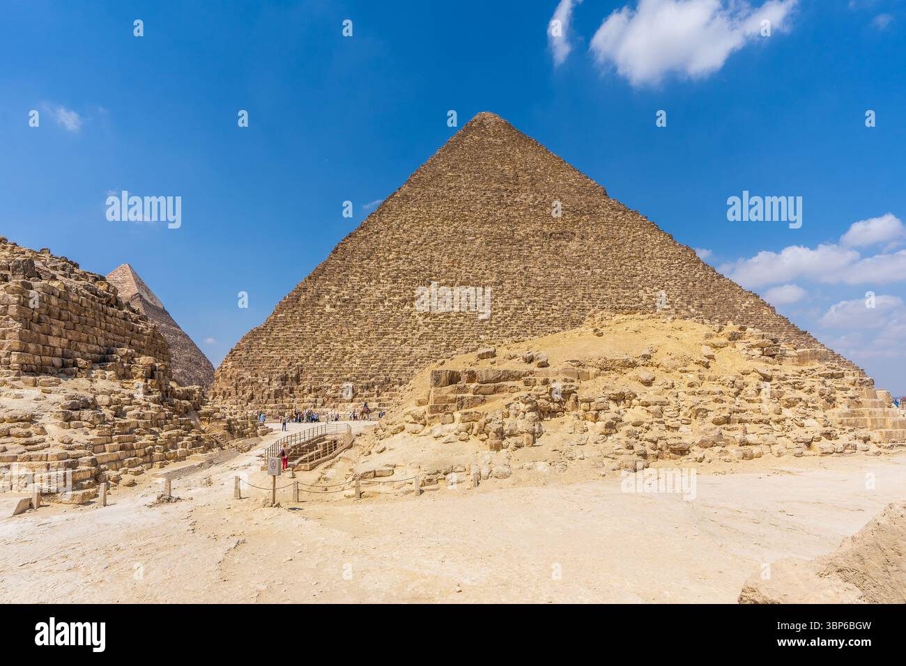 Große Pyramide von Gizeh, mit den Pyramiden der Königinnen und der Bootsgrube im Vordergrund Stockfoto