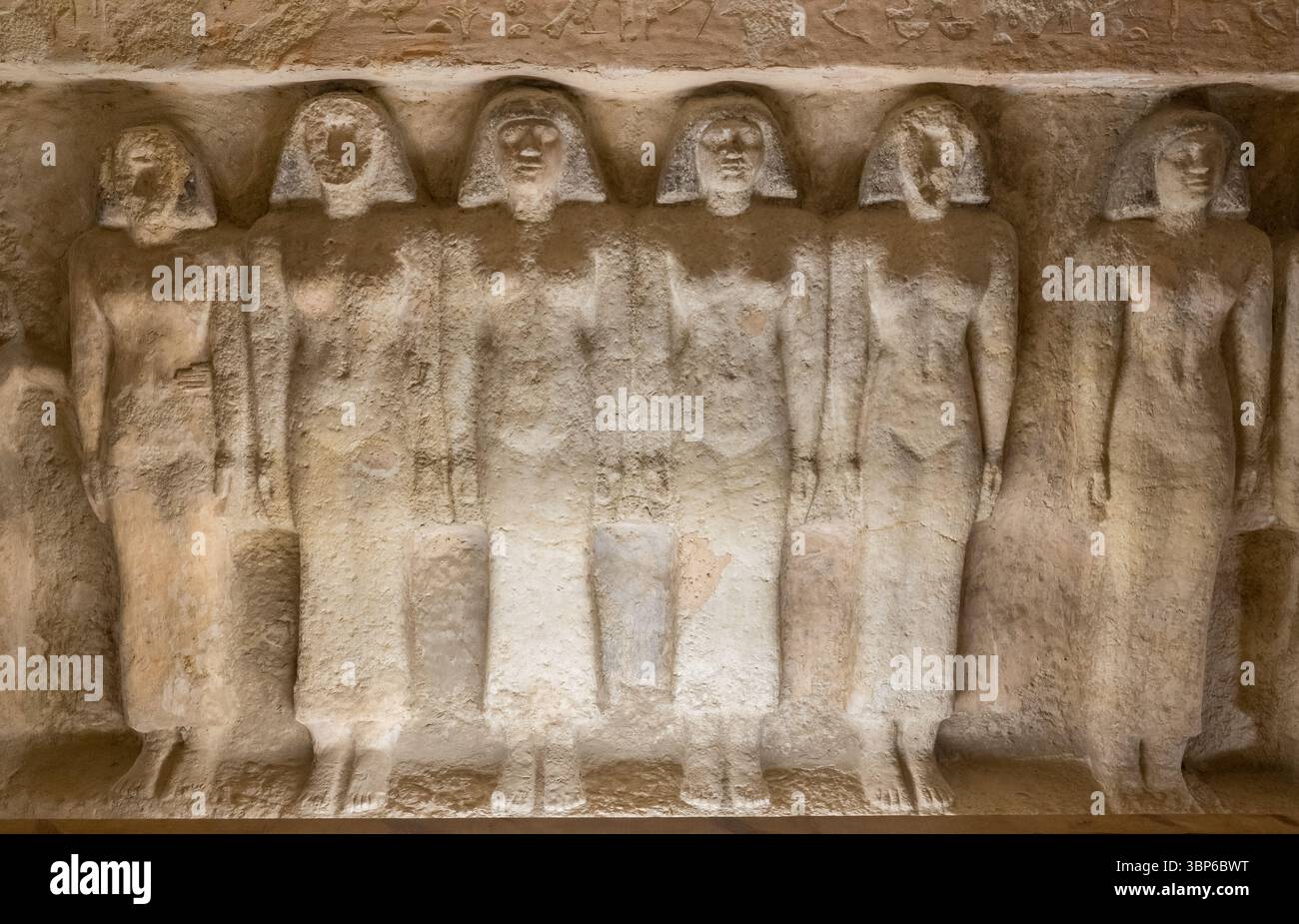 Weibliche Statuen im Grab von Meres Hank III Stockfoto