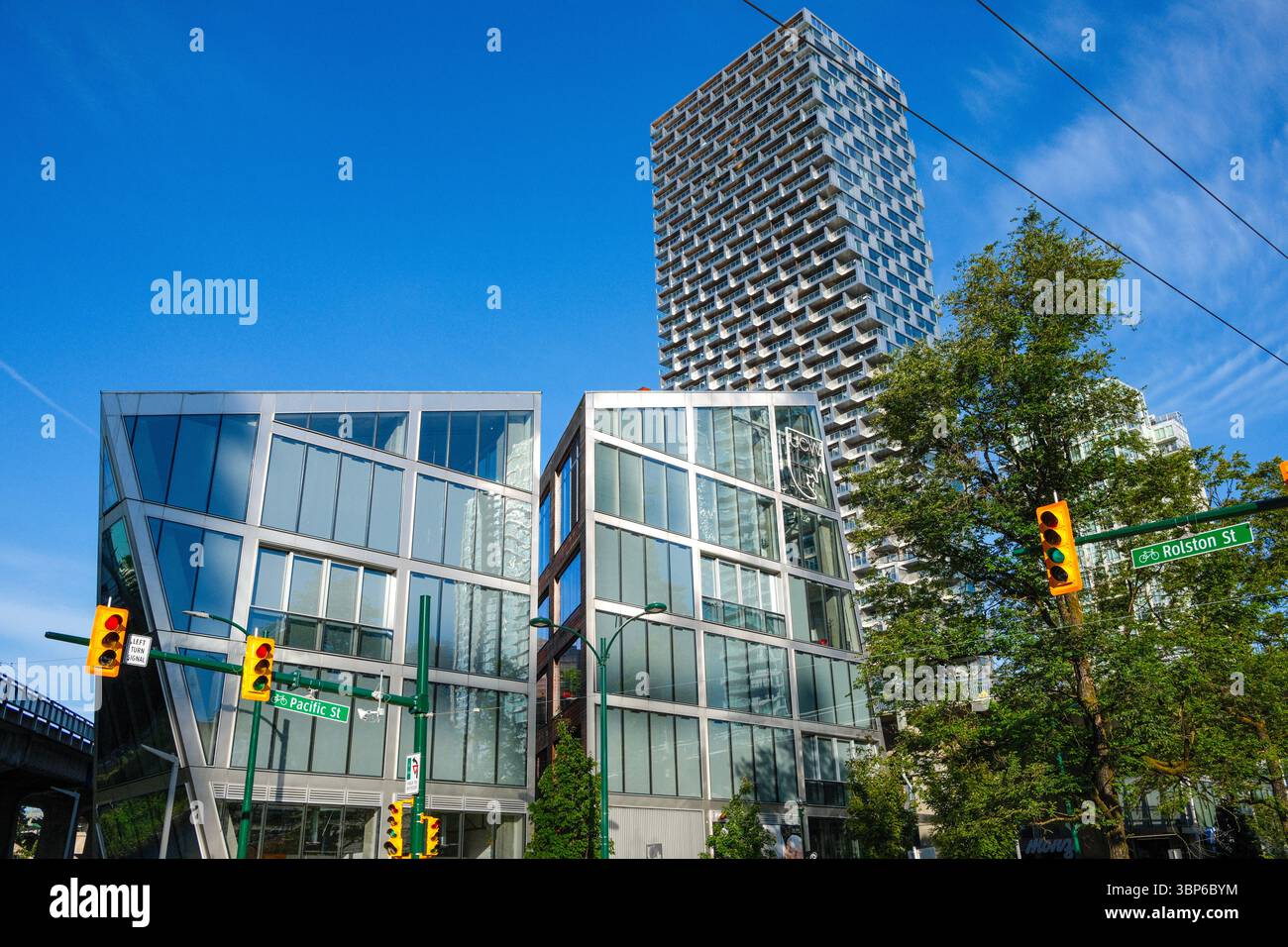 Die Vancouver House Wohnung über dem Gebäude der University Canada West entlang des Pacific Boulevard in Vancouver, BC. Stockfoto