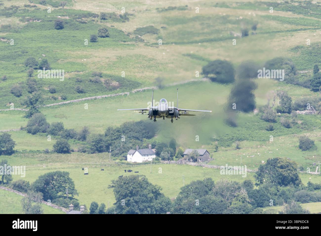Ein McDonnell Douglas F-15 Eagle der United States Air Force erreicht die Mach Loop in Dolgellau (Wales) Stockfoto