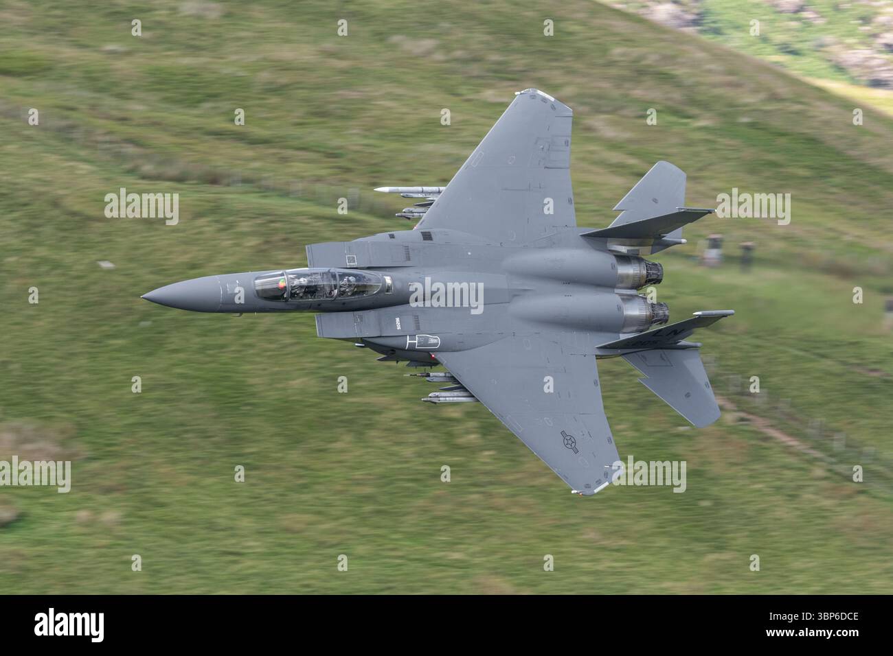 Ein McDonnell Douglas F-15 Eagle der United States Air Force navigiert durch die Berge der Mach Loop in Dolgellau, Wales Stockfoto