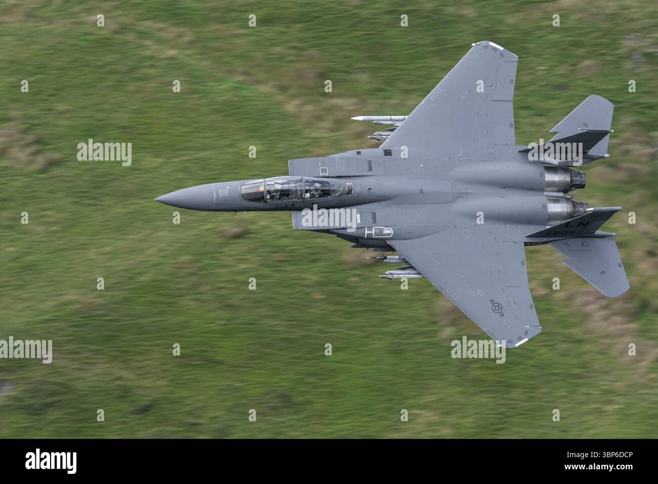 Ein McDonnell Douglas F-15 Eagle der United States Air Force navigiert durch die Berge der Mach Loop in Dolgellau, Wales Stockfoto