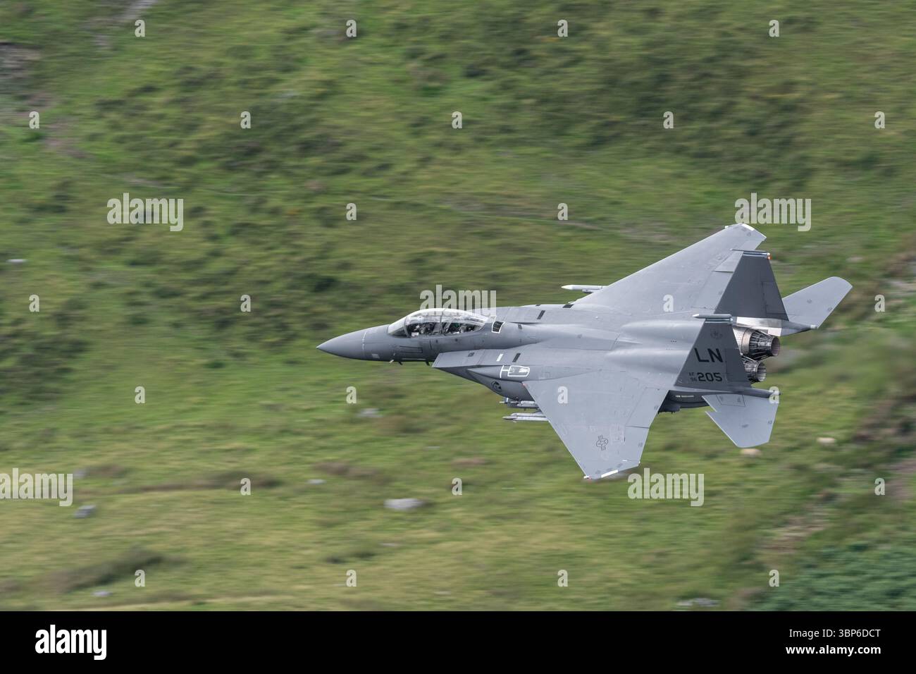 Ein McDonnell Douglas F-15 Eagle der United States Air Force navigiert durch die Berge der Mach Loop in Dolgellau, Wales Stockfoto