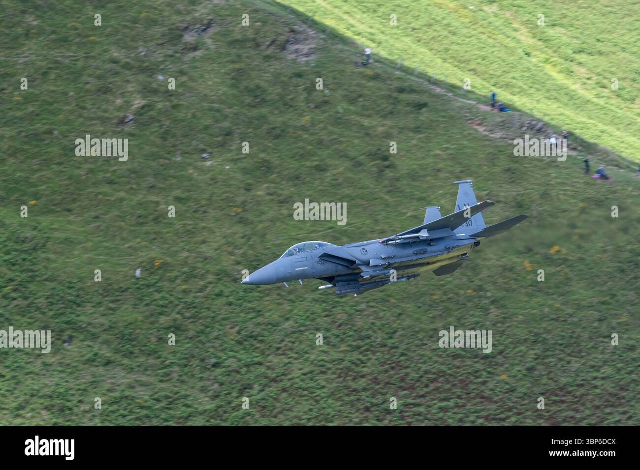 Ein McDonnell Douglas F-15 Eagle der United States Air Force navigiert durch die Berge der Mach Loop in Dolgellau, Wales Stockfoto