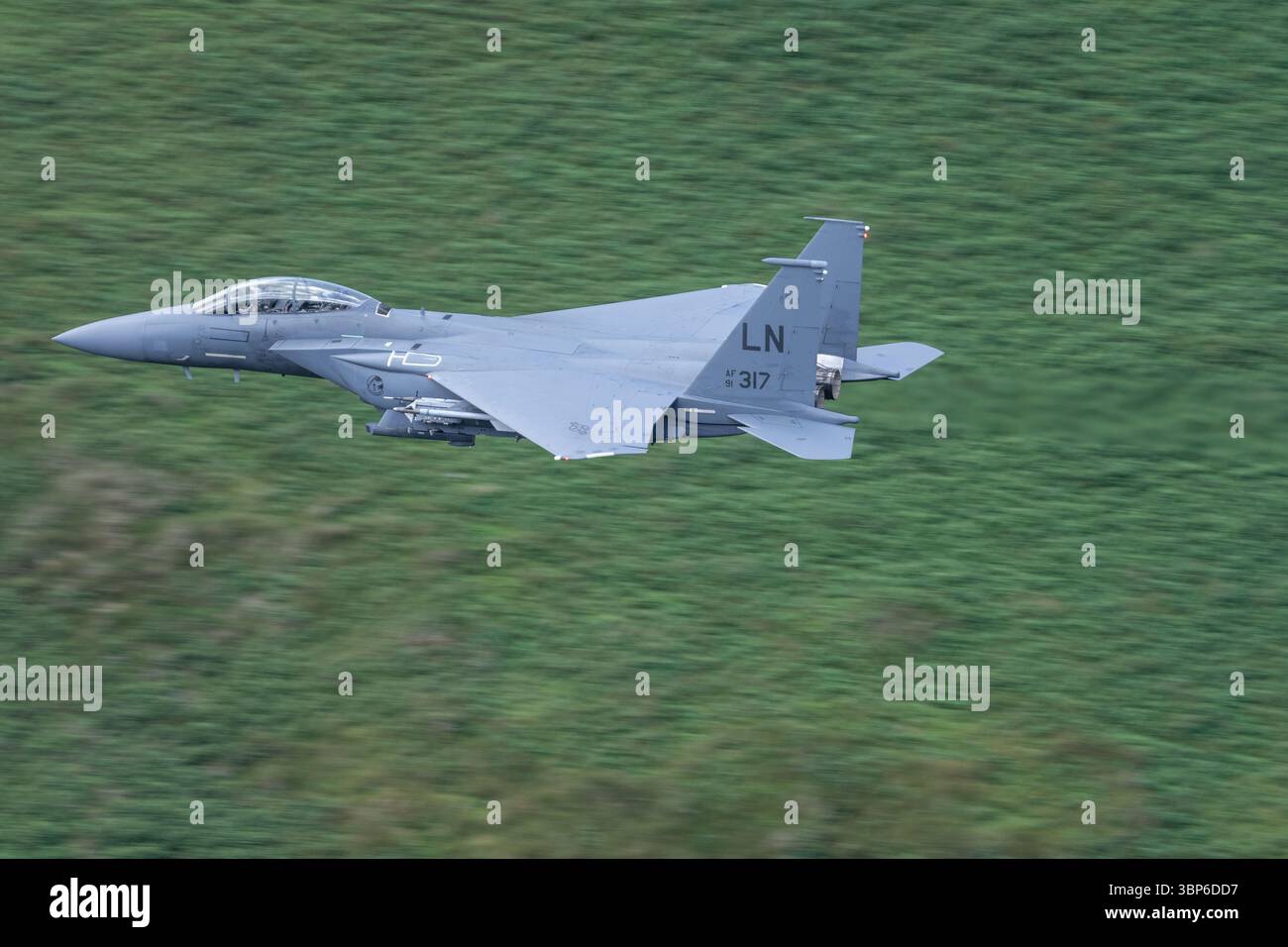 Ein McDonnell Douglas F-15 Eagle der United States Air Force navigiert durch die Berge der Mach Loop in Dolgellau, Wales Stockfoto