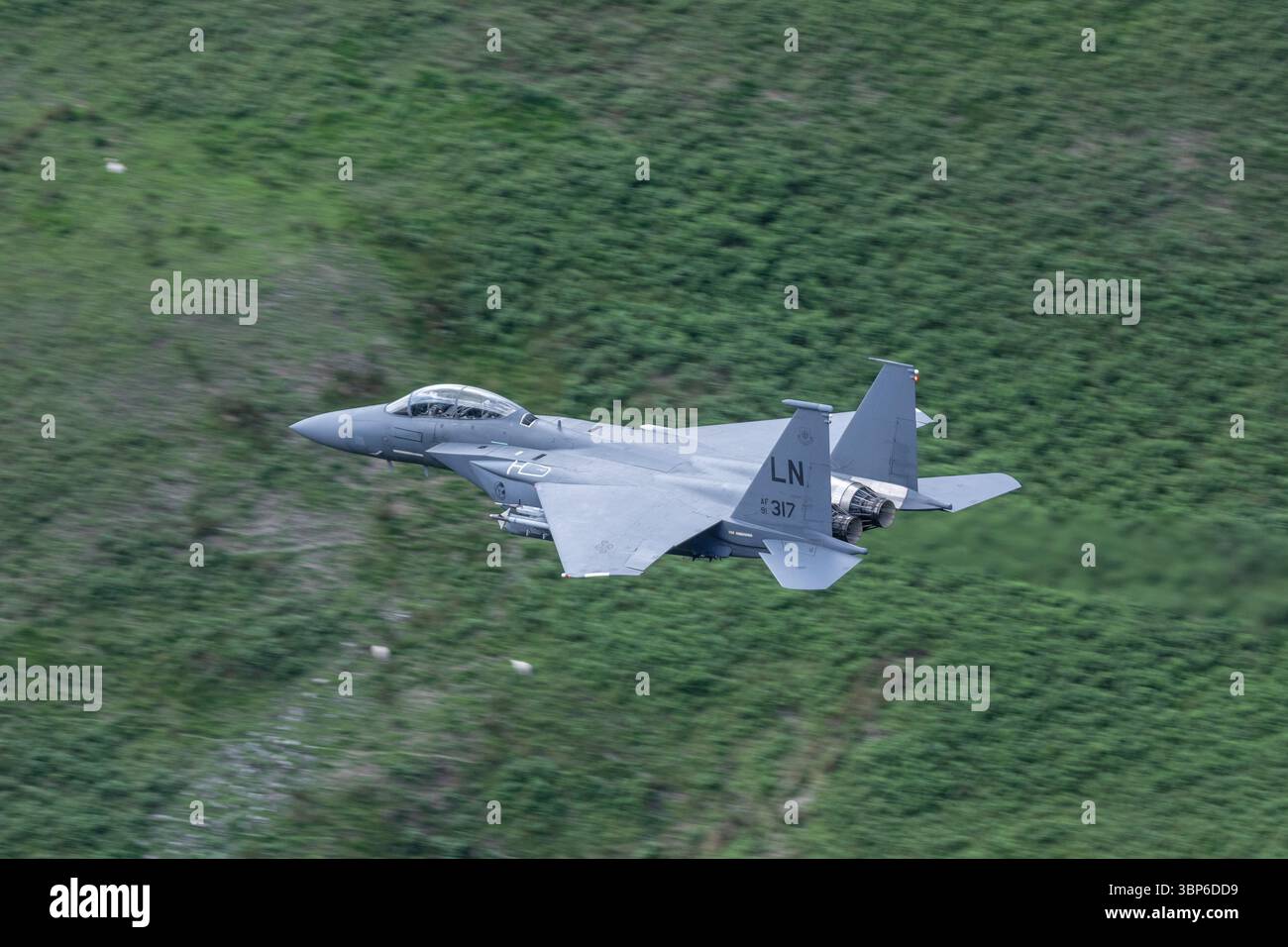 Ein McDonnell Douglas F-15 Eagle der United States Air Force navigiert durch die Berge der Mach Loop in Dolgellau, Wales Stockfoto