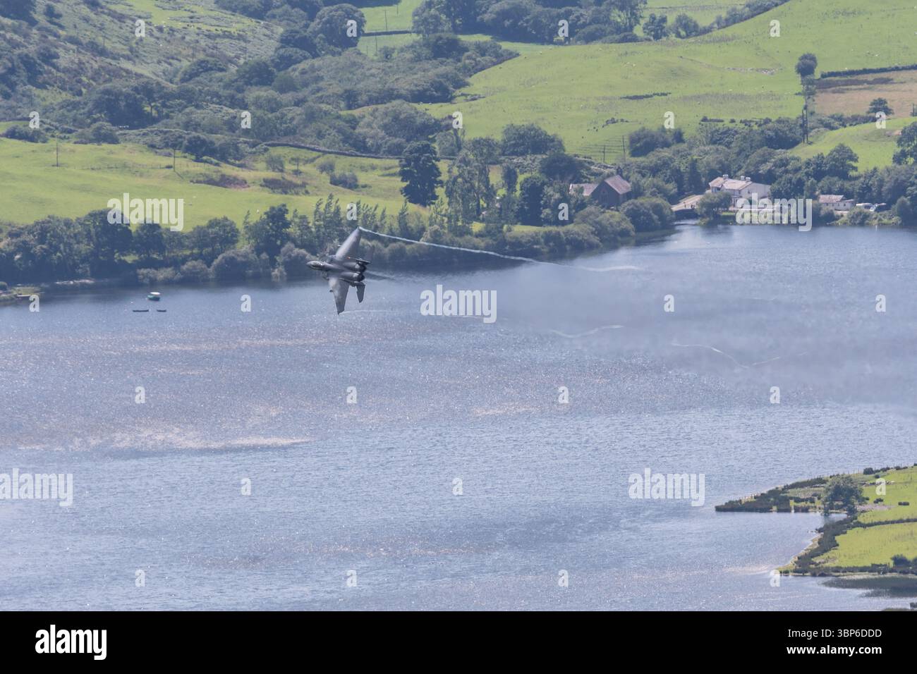 Eine US-Air Force McDonnell Douglas F-15 Eagle Banks verließ das CAD-Tal in der Mach Loop in Dolgellau, Wales Stockfoto
