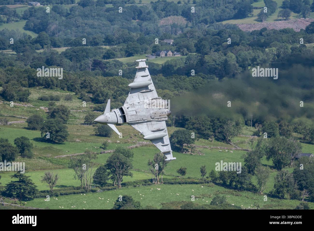 Ein Royal Air Force Eurofighter Typhoon FGR4 befährt die Berge der Mach Loop auf niedriger Ebene in Dolgellau, Wales Stockfoto