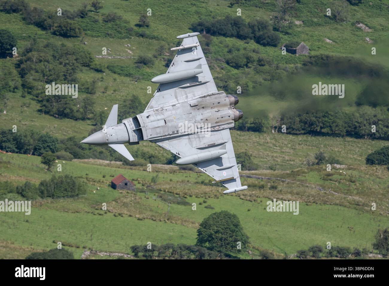 Ein Royal Air Force Eurofighter Typhoon FGR4 befährt die Berge der Mach Loop auf niedriger Ebene in Dolgellau, Wales Stockfoto