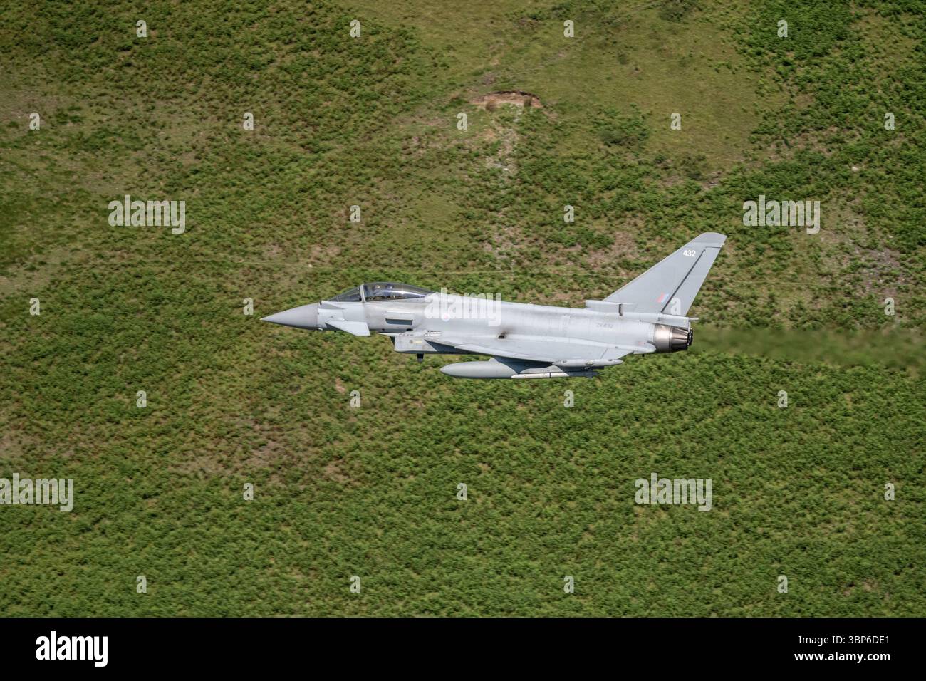 Ein Royal Air Force Eurofighter Typhoon FGR4 befährt die Berge der Mach Loop auf niedriger Ebene in Dolgellau, Wales Stockfoto
