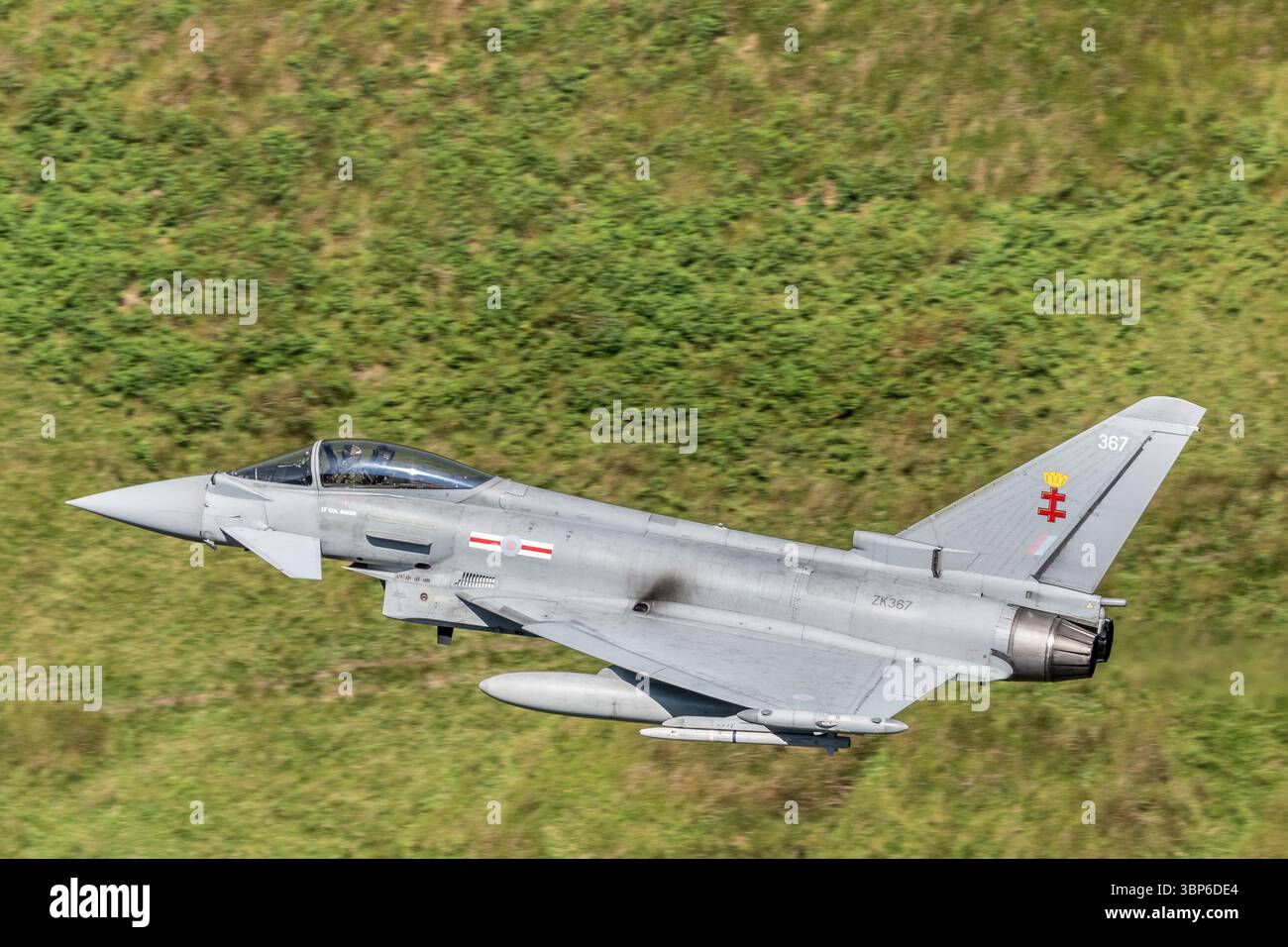 Ein Royal Air Force Eurofighter Typhoon FGR4 befährt die Berge der Mach Loop auf niedriger Ebene in Dolgellau, Wales Stockfoto