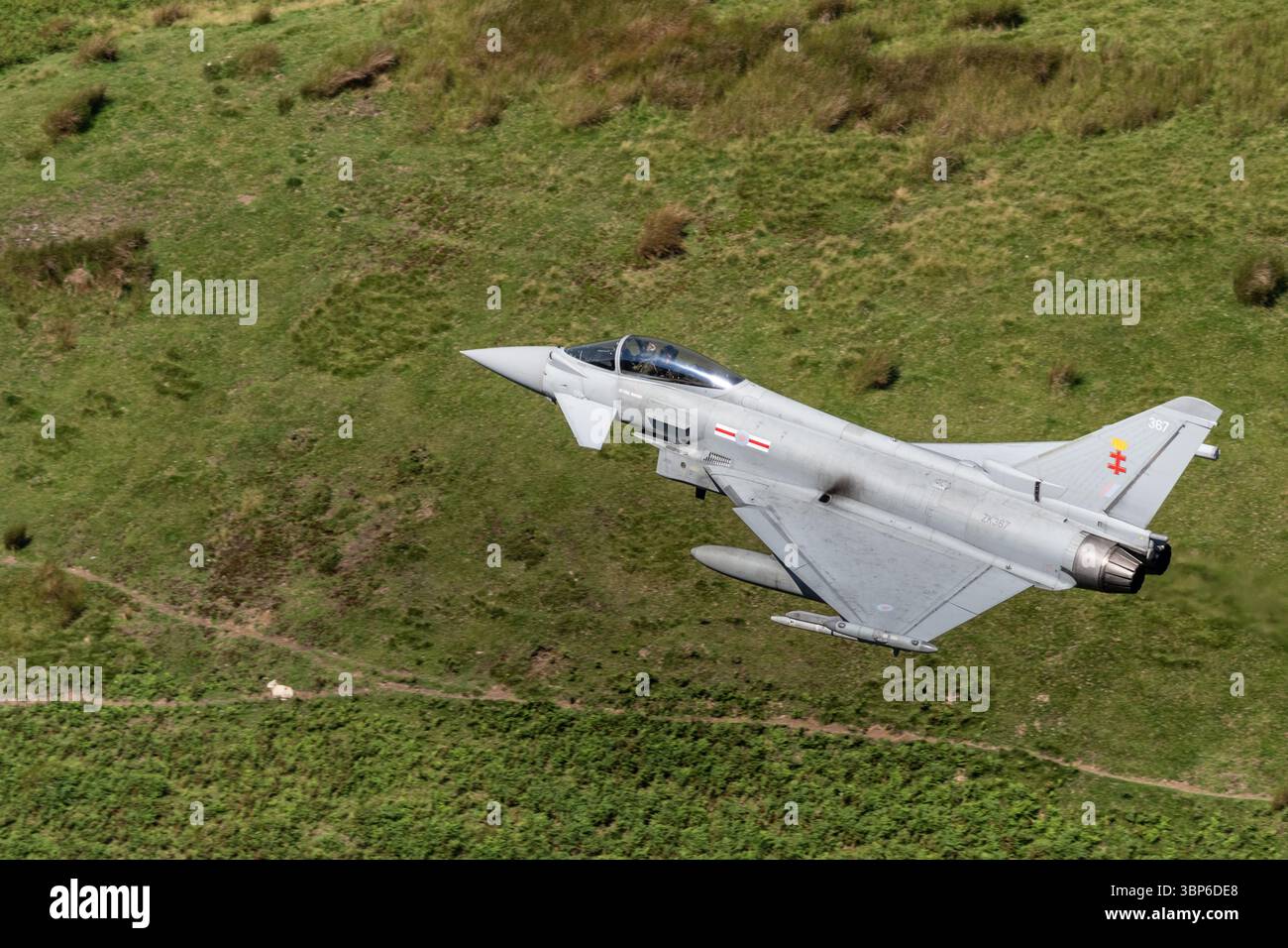 Ein Royal Air Force Eurofighter Typhoon FGR4 befährt die Berge der Mach Loop auf niedriger Ebene in Dolgellau, Wales Stockfoto