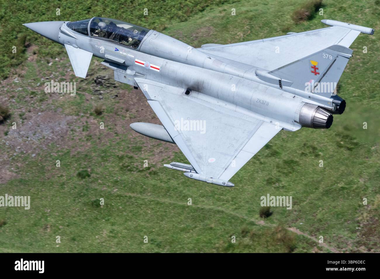 Ein Royal Air Force Eurofighter Typhoon FGR4 befährt die Berge der Mach Loop auf niedriger Ebene in Dolgellau, Wales Stockfoto