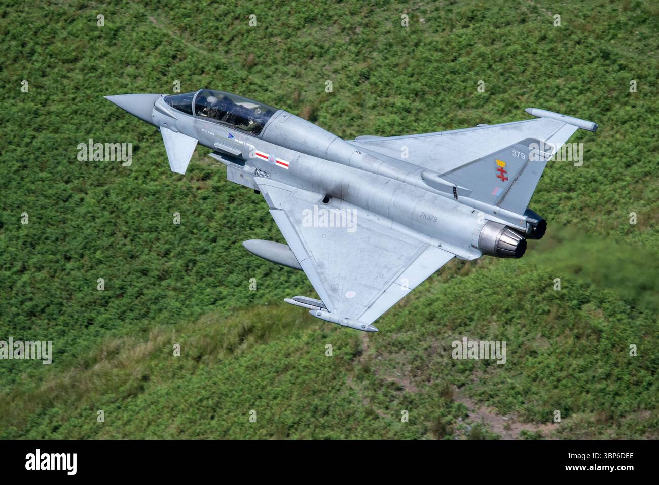 Ein Royal Air Force Eurofighter Typhoon FGR4 befährt die Berge der Mach Loop auf niedriger Ebene in Dolgellau, Wales Stockfoto