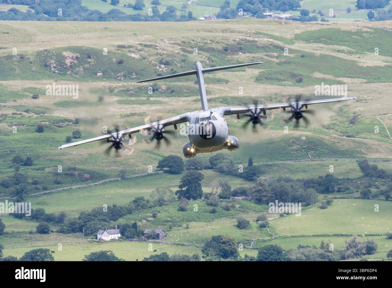 Ein Royal Air Force Airbus A400M Atlas erreicht die Mach Loop in Dolgellau, Wales Stockfoto
