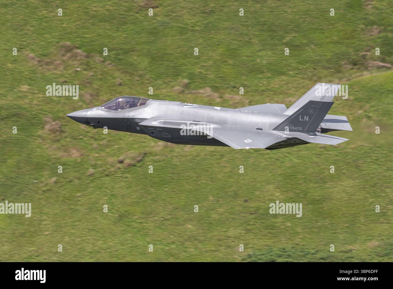 Ein Lockheed Martin F-35A Lightning II der United States Air Force fliegt in Dolgellau, Wales, durch die Mach Loop Stockfoto