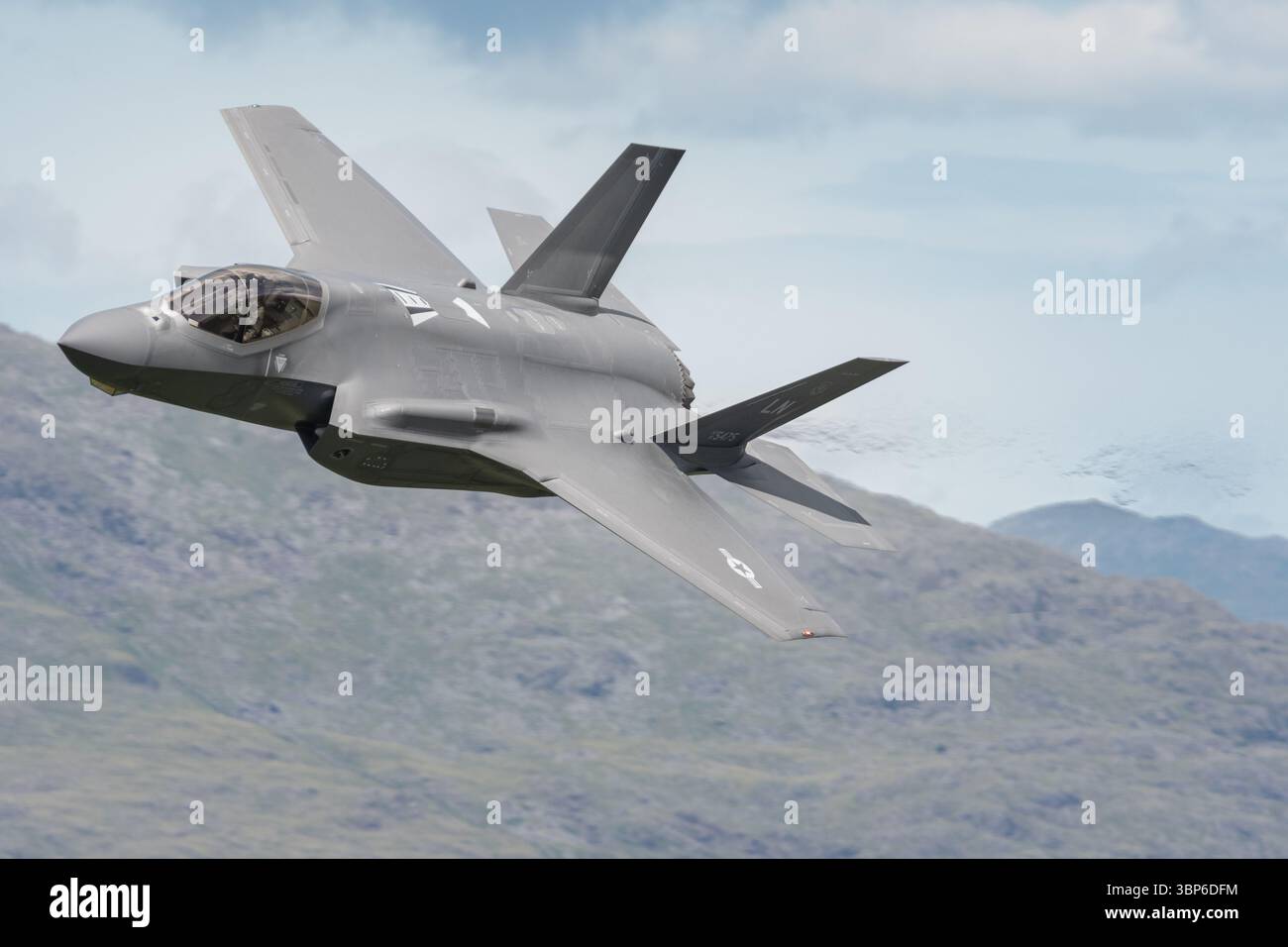 Ein Lockheed Martin F-35A Lightning II der United States Air Force fliegt in Dolgellau, Wales, durch die Mach Loop Stockfoto
