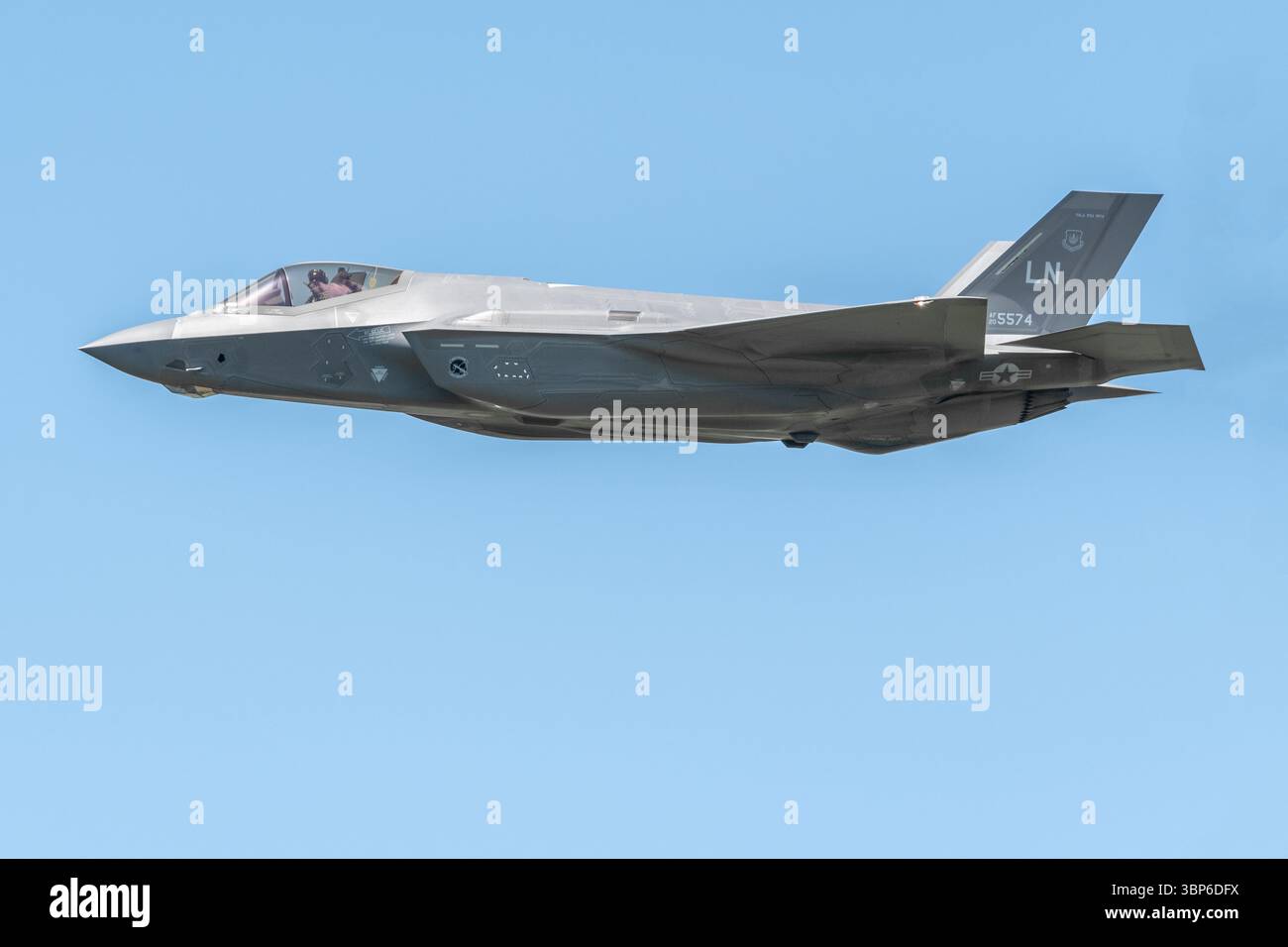„Hängen Sie los“ – Ein Lockheed Martin F-35A der United States Air Force fliegt mit einer „Shaka“-Geste des Piloten durch die Mach Loop Stockfoto