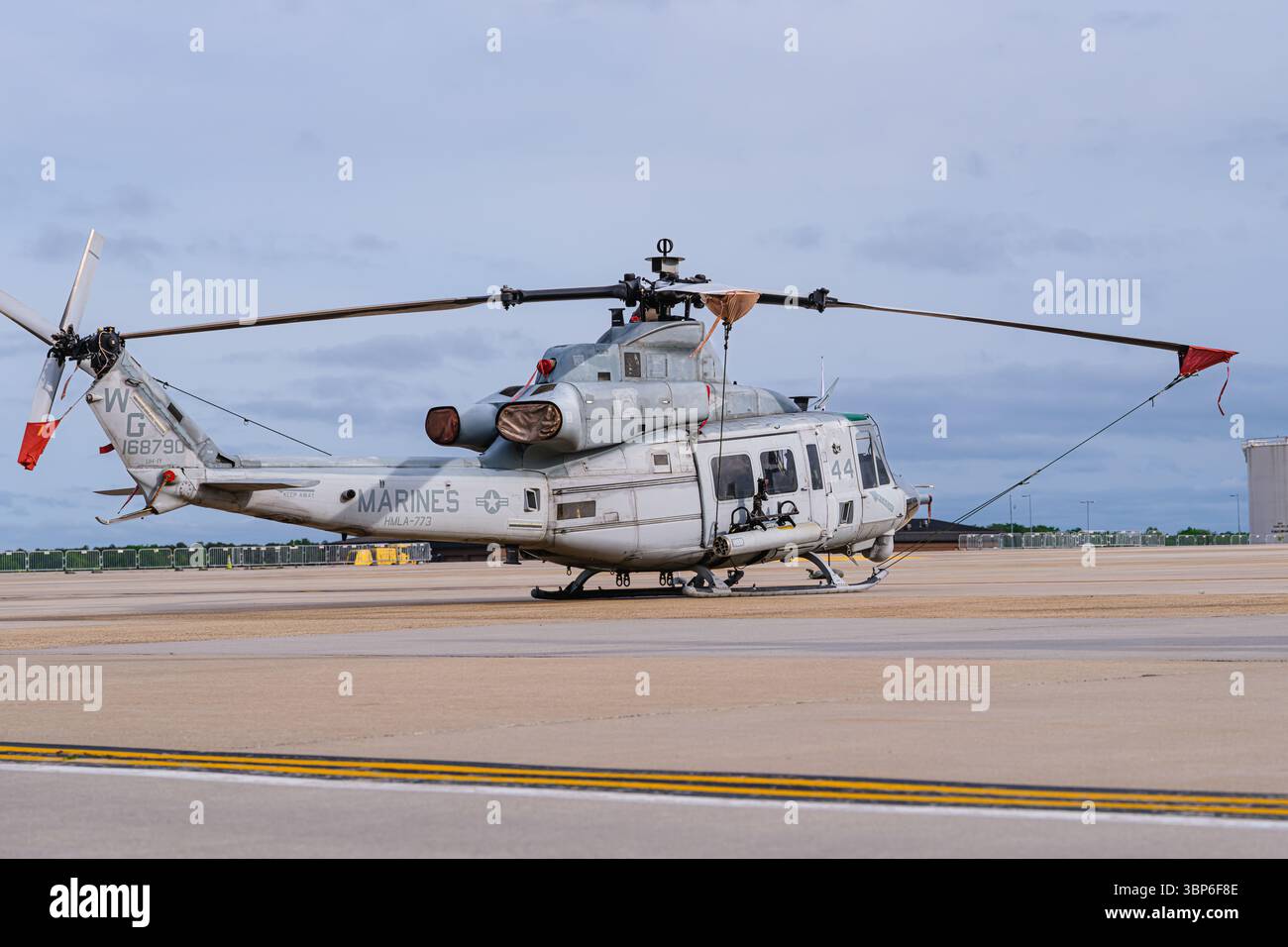 USMC Bell UH-1Y Venom von HMLA-773 wurde auf dem Asphalt von McGuire AFB, New Jersey, mit gebundenen Rotoren und Abdeckungen nach einer Flugshow gesichert. Stockfoto