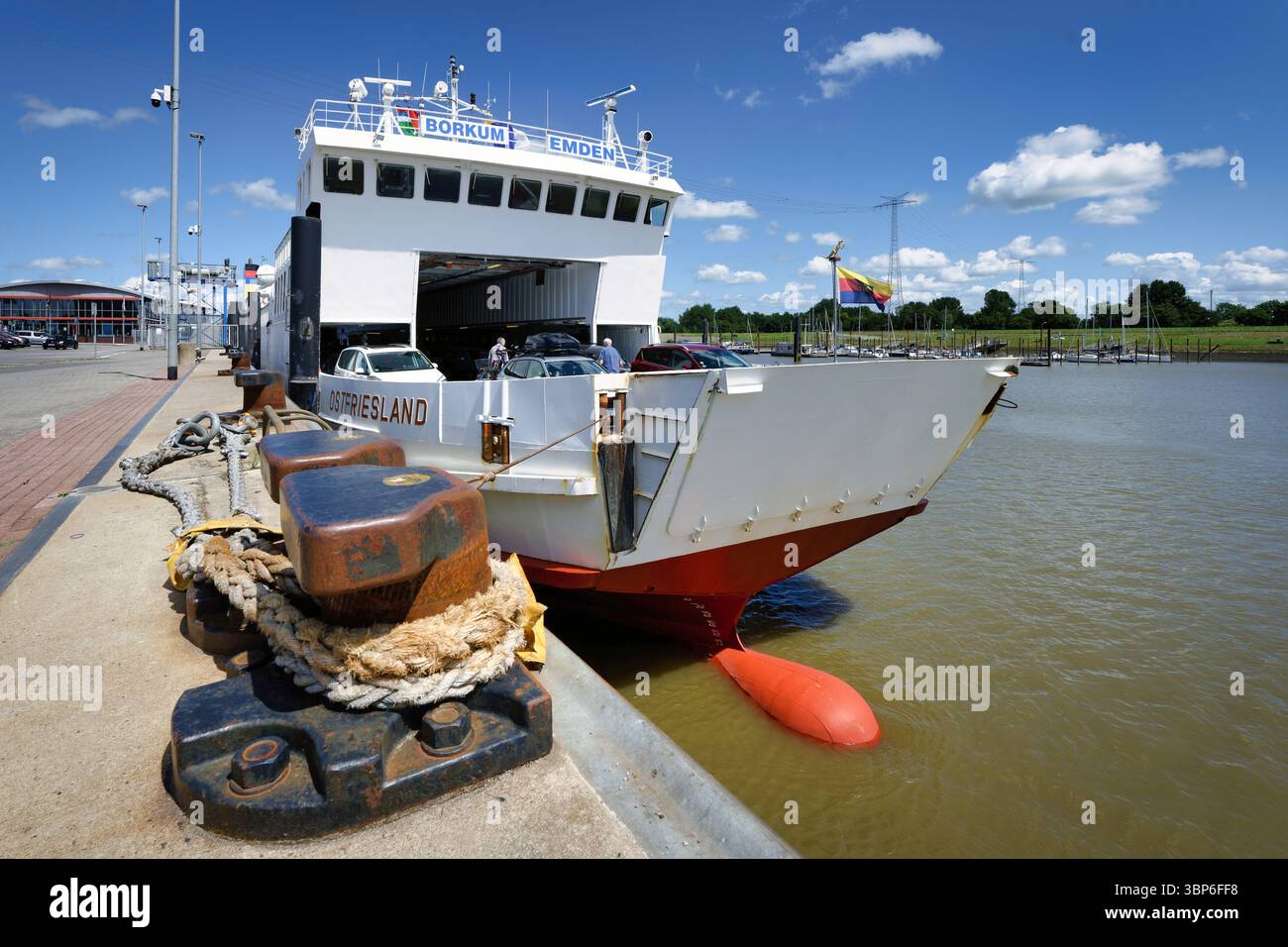 Emden, Deutschland 03. Juli 2025: Die Kombi-Autofähre Ostfriesland der AG Ems Reederei liegt im Hafen von Emden rea Stockfoto