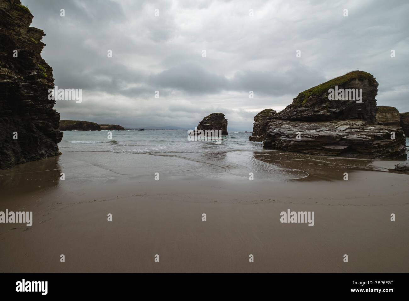 Sandstrand und Felsformationen an der kantabrischen Küste von Ribadeo, Provinz Lugo, Galicien, Spanien Stockfoto