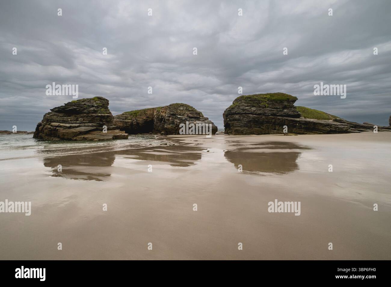 Sandstrand und Felsformationen an der kantabrischen Küste von Ribadeo, Provinz Lugo, Galicien, Spanien Stockfoto